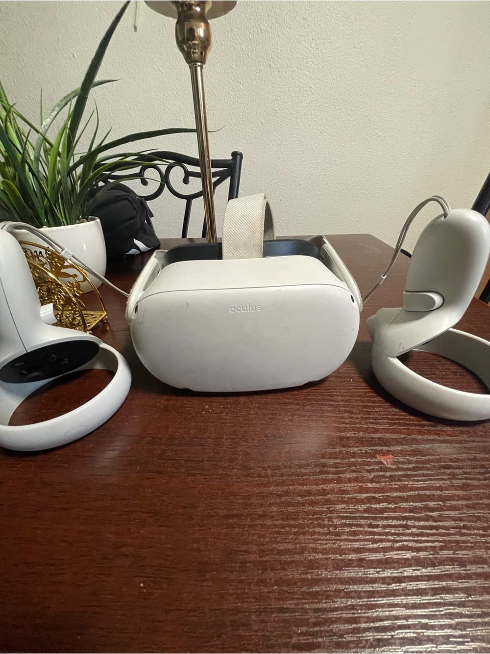 Oculus Standalone VR Headset with White Controllers